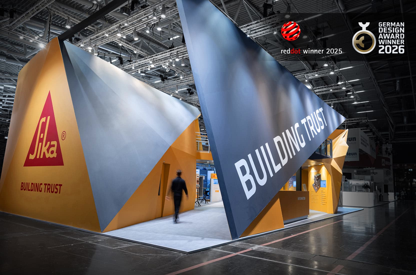 Sika-Messestand auf der BAU 2025, ausgezeichnet mit dem Red Dot und dem German Design Award