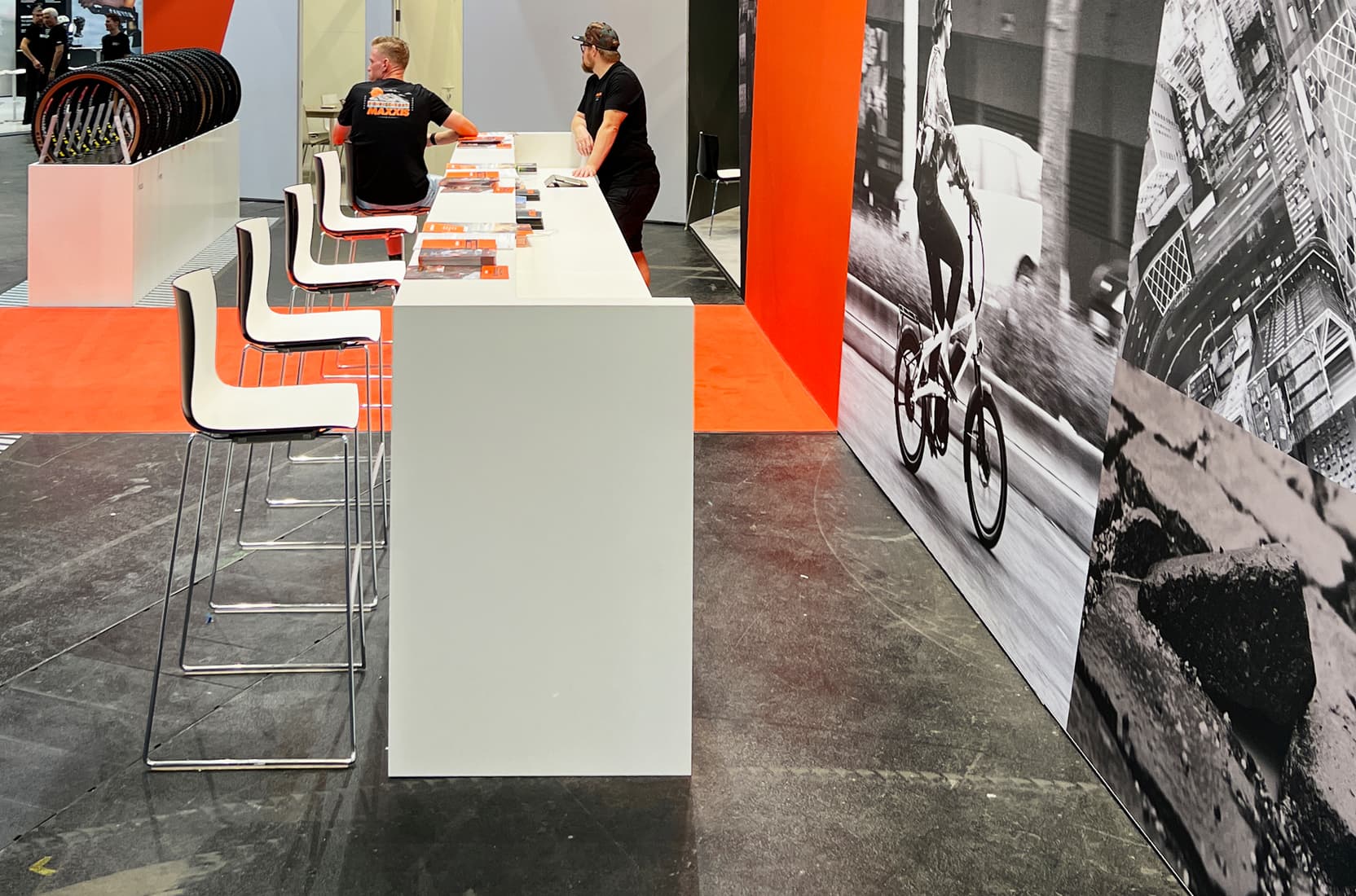 Bartheke auf dem Messestand von Maxxis auf der Eurobike 2022