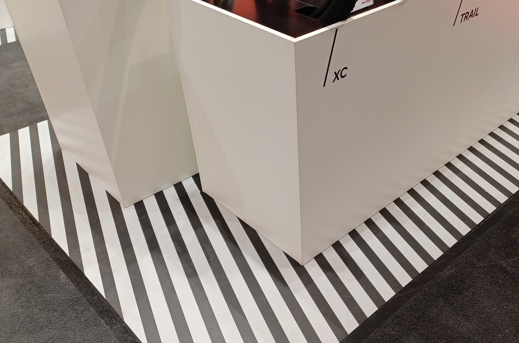 Dirket auf dem Hallenboden angebrachte Grafikmarkierungen auf der Eurobike 2022