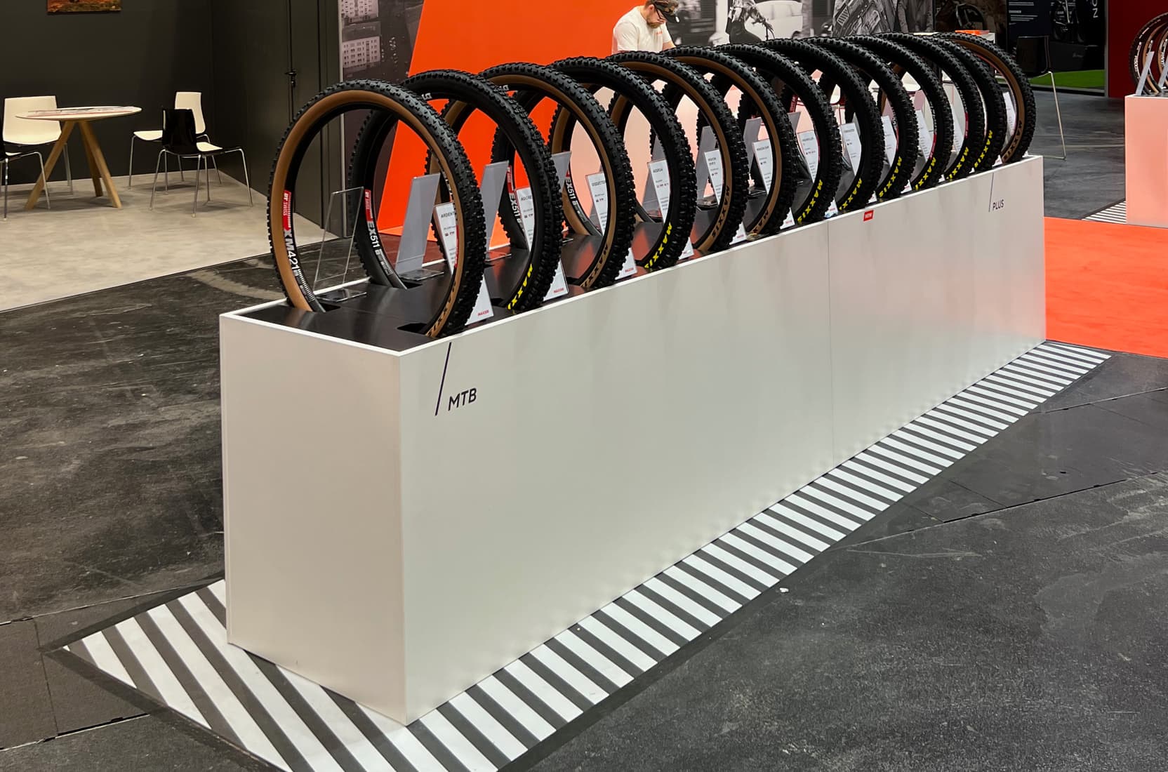 Exponatsockel auf dem Messestand von Maxxis auf der Eurobike 2022
