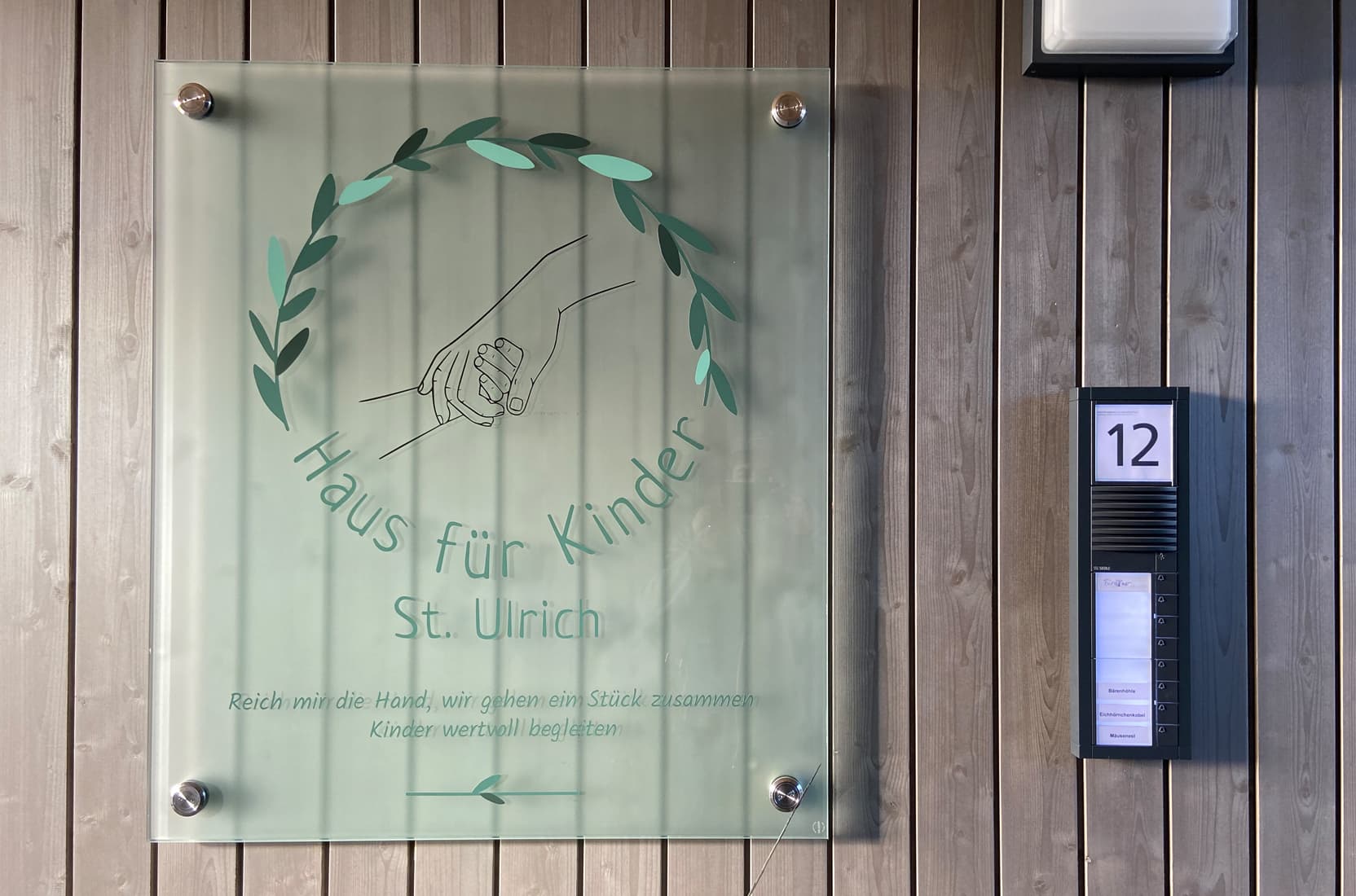 Eingangsschild aus satiniertem Glas in der Kita Hollenbach