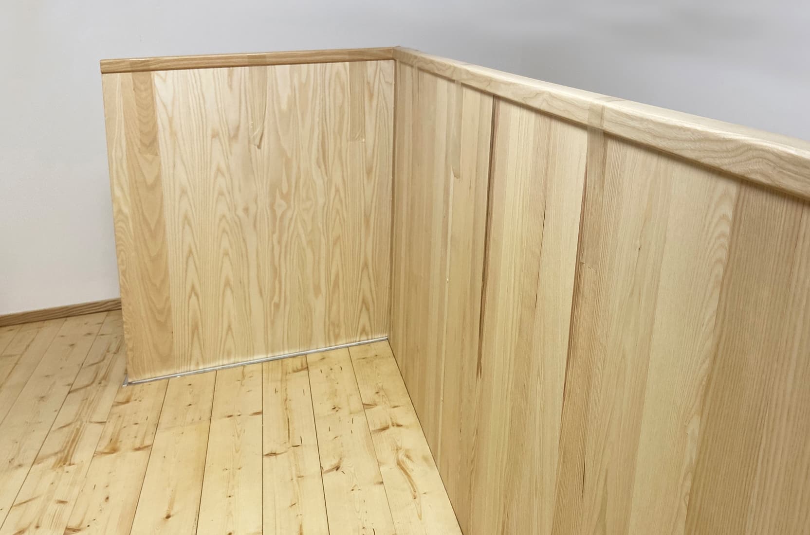 Brüstungsverkleidung an der Treppenanlage in der Kita Hollenbach