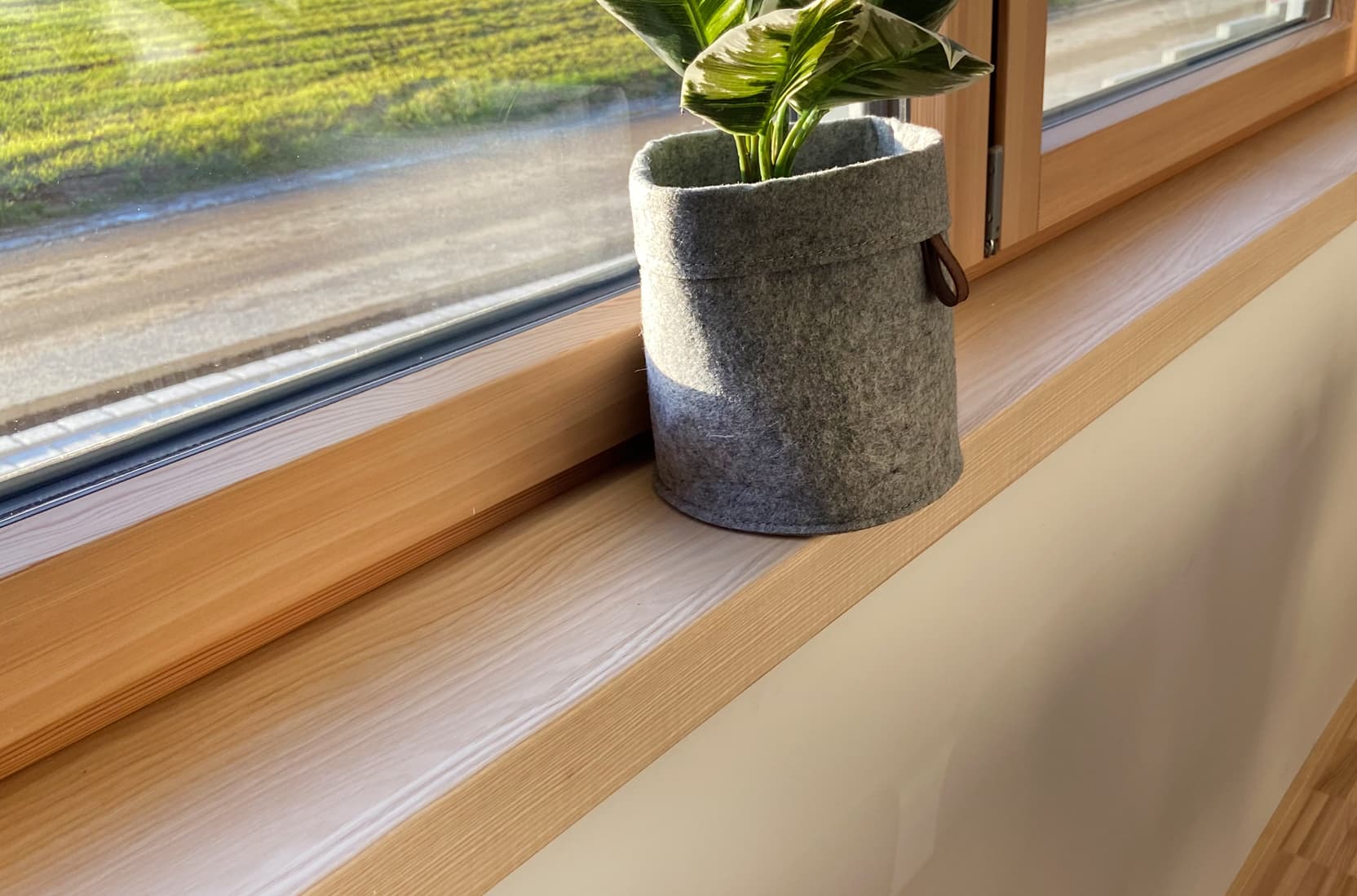 Fensterbänke aus Eschhe-Massivholz mit abgerundeter Kante in der Kita Hollenbach