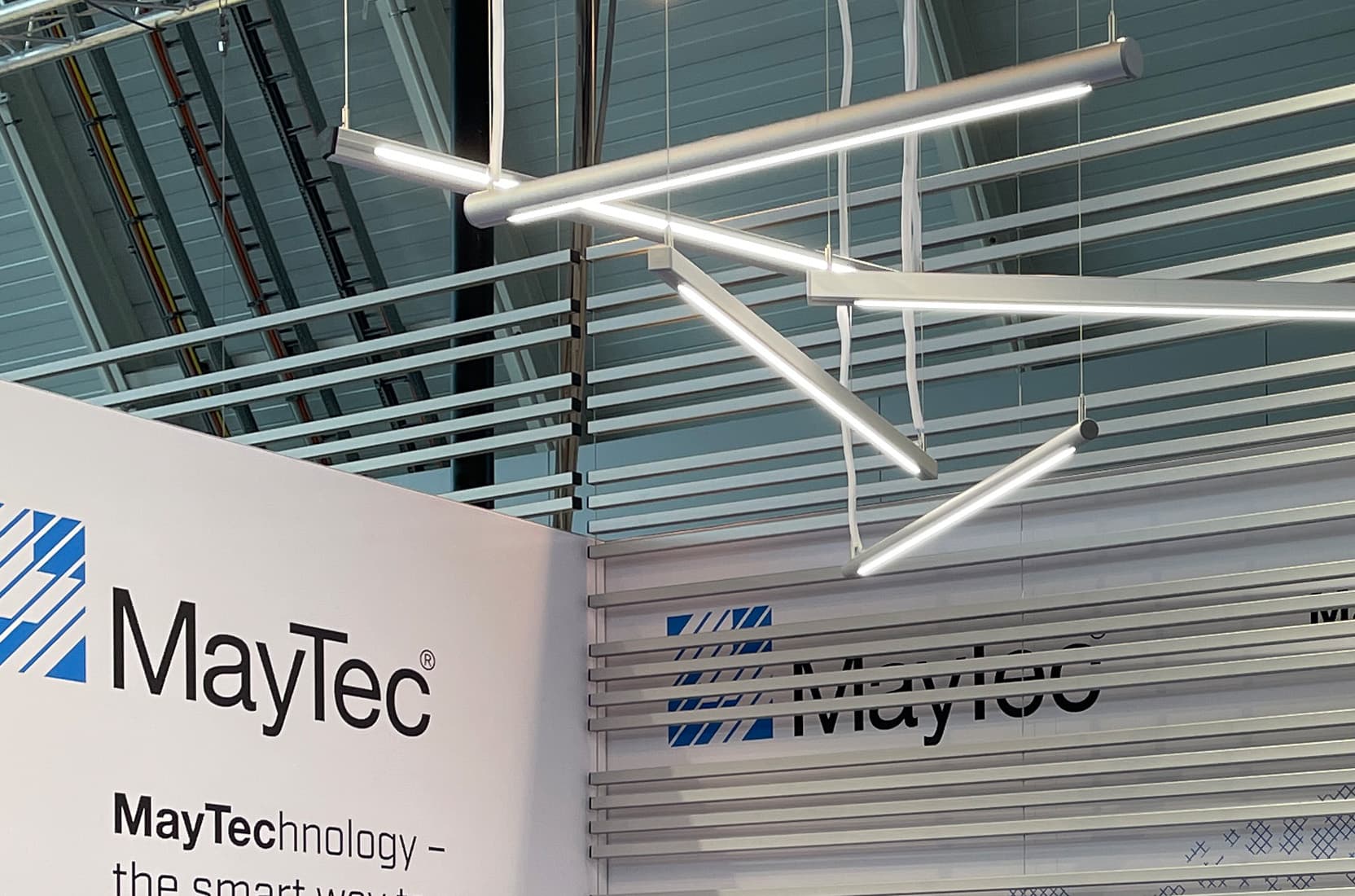 Dimmable LED-Designleisten aus Profilen von Motec auf einem Messestand