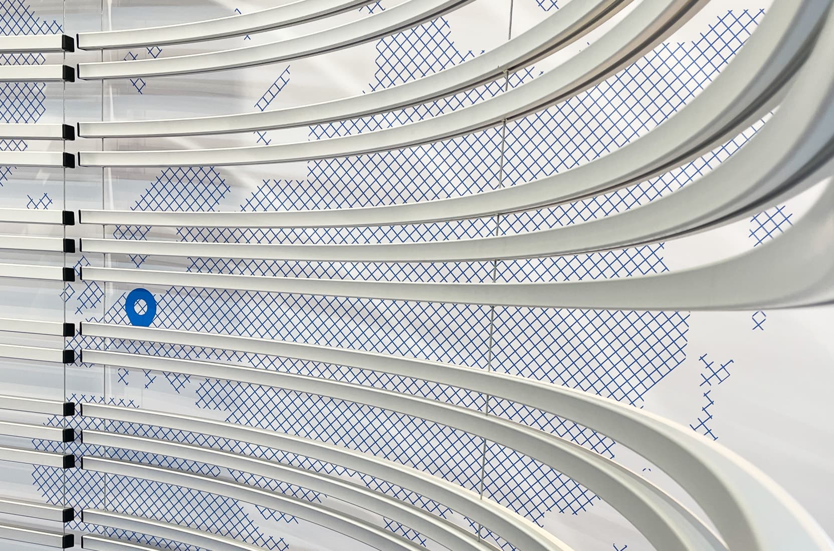Gebogene Wand auf dem Messestand von Maytec auf der Motec