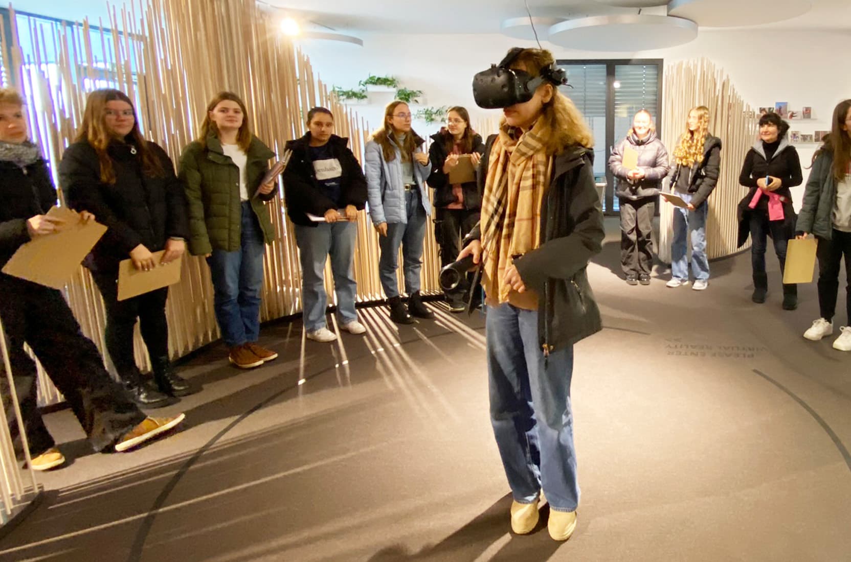 Schülerin mit VR-Brille bei deka messebau