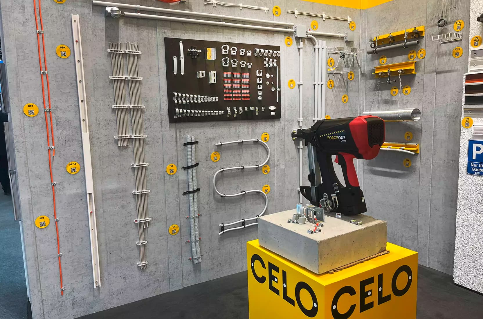 Wand in Betonoptik auf dem Messestand von Celo auf der Light and Building in Frankfurt 2024