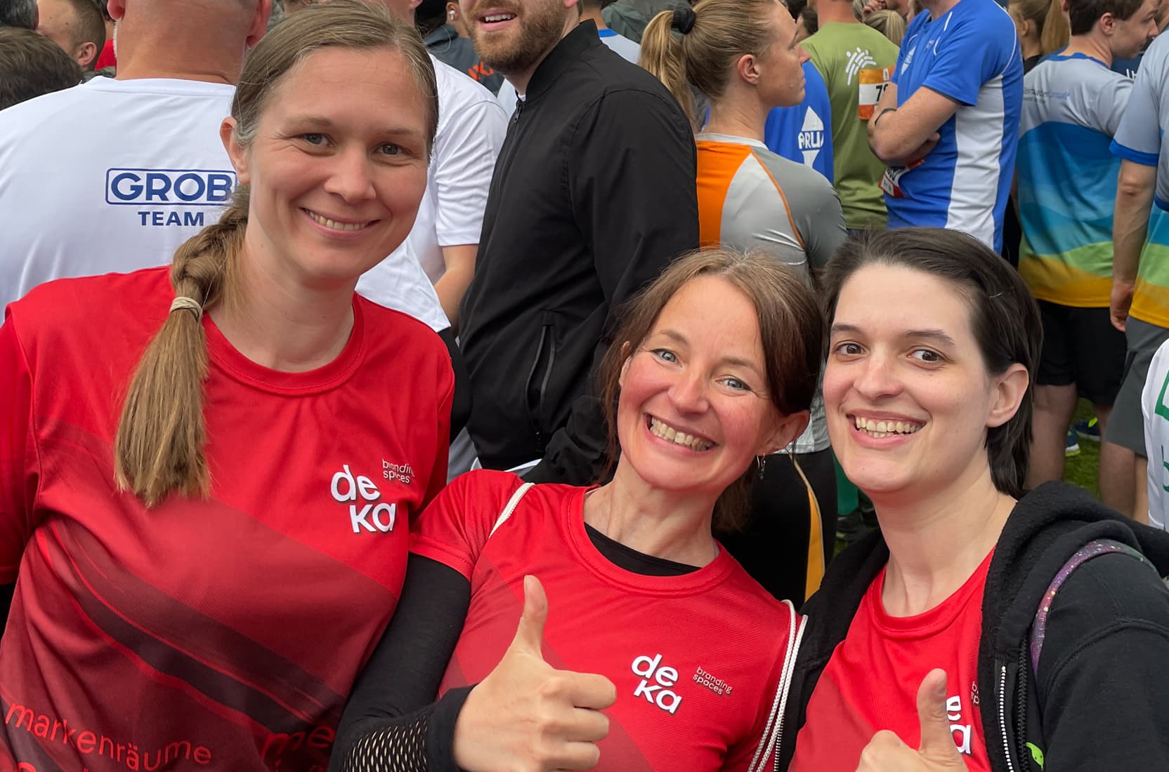Drei Läuferinnen aus dem Team von deka messebau beim M-Net-Firmenlauf 2024