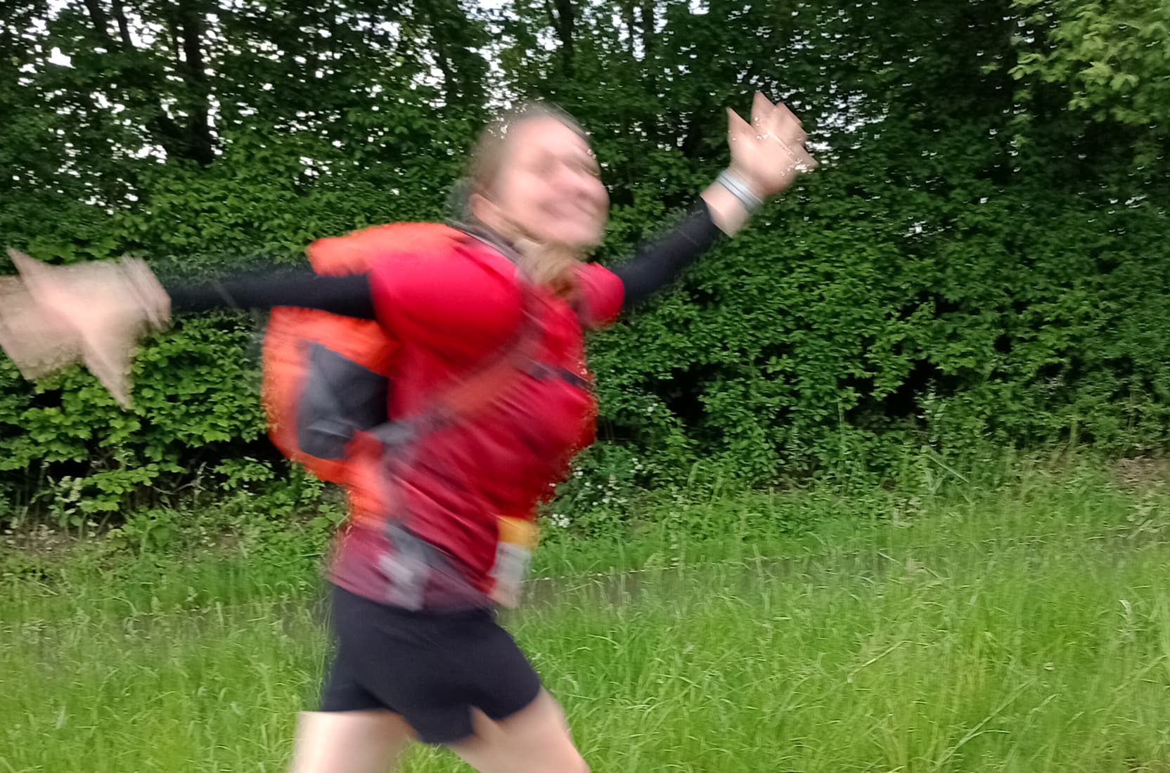 Läuferin aus dem Team von deka messebau in Bewegung beim M-Net Firmenlauf 2024