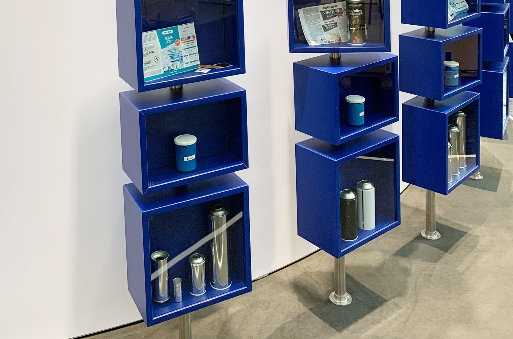 Regal aus drehbaren Würfeln auf dem Messestand von europena aerosols auf der Messe faf 2024