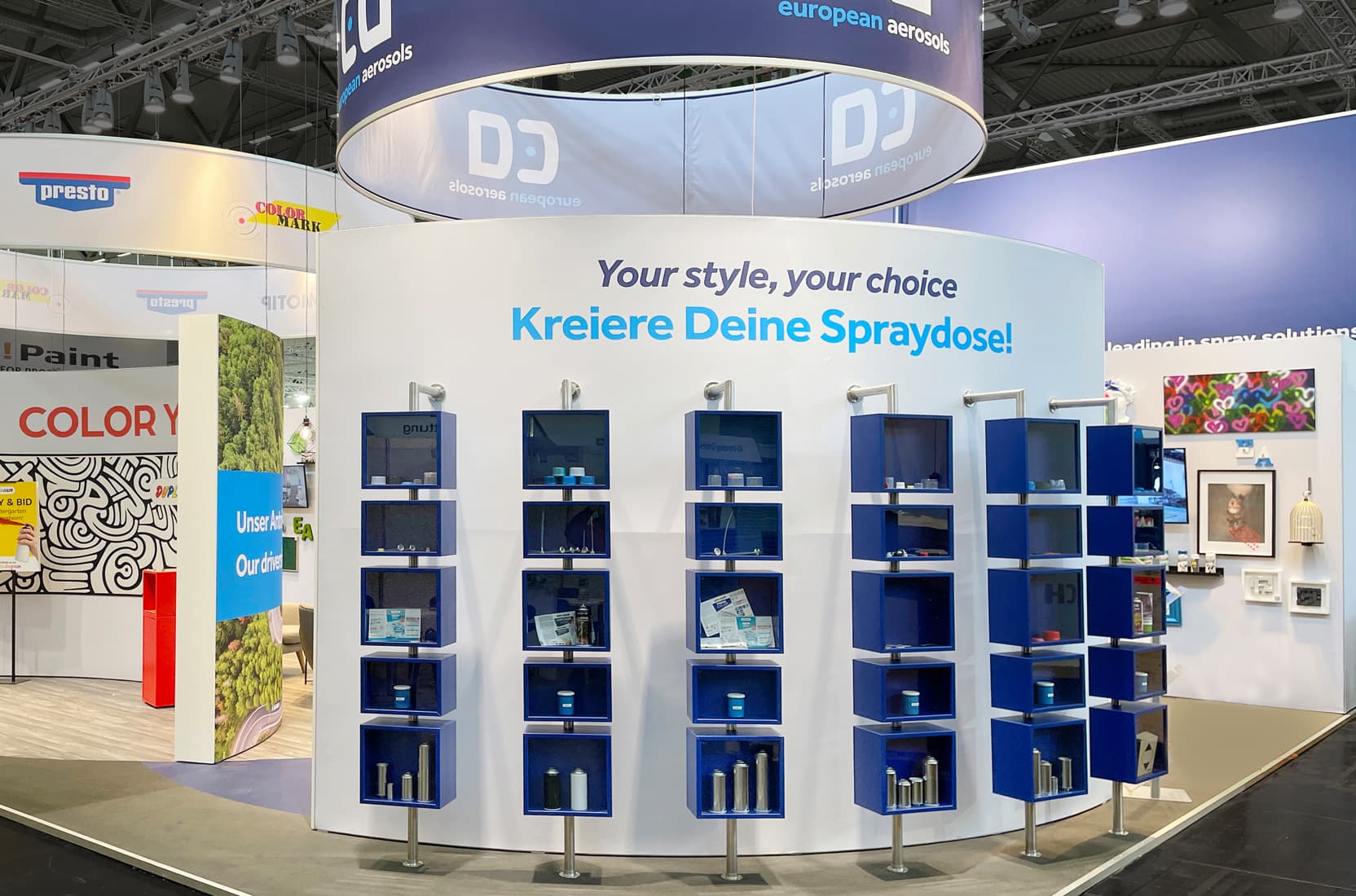 Regal aus drehbaren Würfeln an einer Wand auf dem Messestand von europena aerosols auf der Messe faf 2024