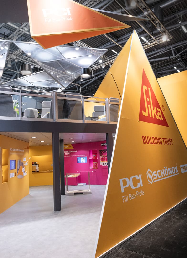 Messestand von Sika mit zweiter Ebene und Deckensegeln auf der Messe Bau 2025 in München