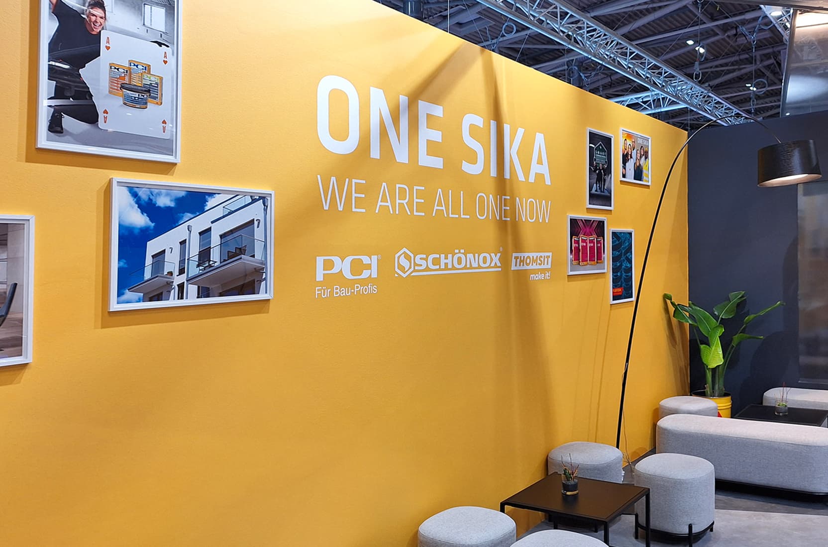 Bilderwand und Loungehocker auf dem Sika Handelsstand auf der Messe Bau 2025 in München