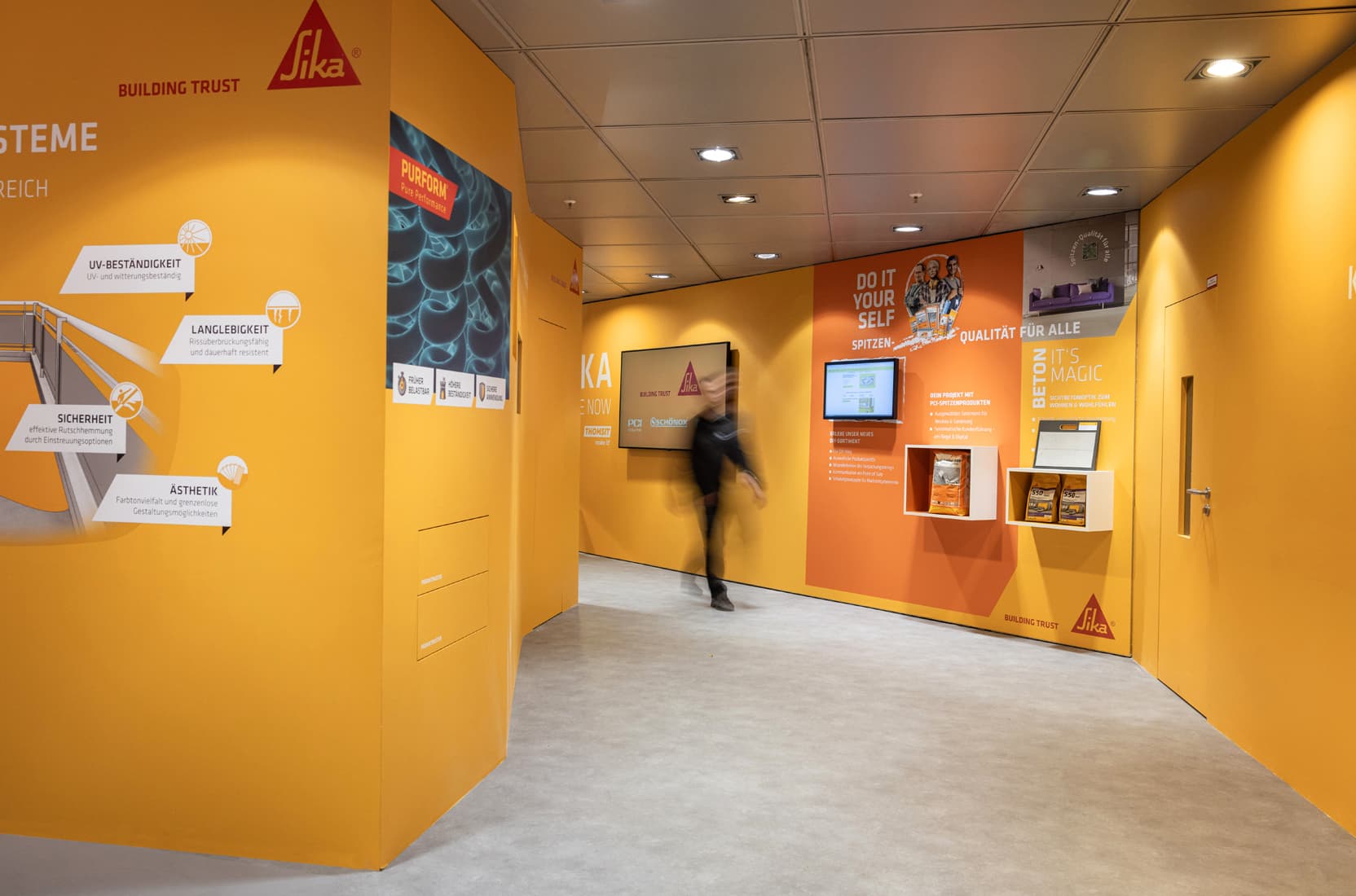 Ausstellungsbereich mit Exponaten auf dem Messestand von Sika auf der Messe Bau 2025 in München