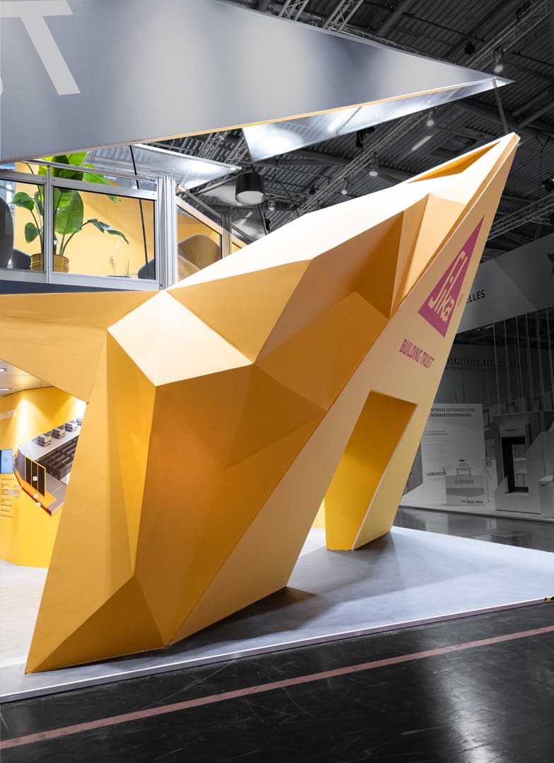 Eingangsportal mit polygonene Flächen auf dem Sika Hauptstand auf der Messe Bau 2025 in München