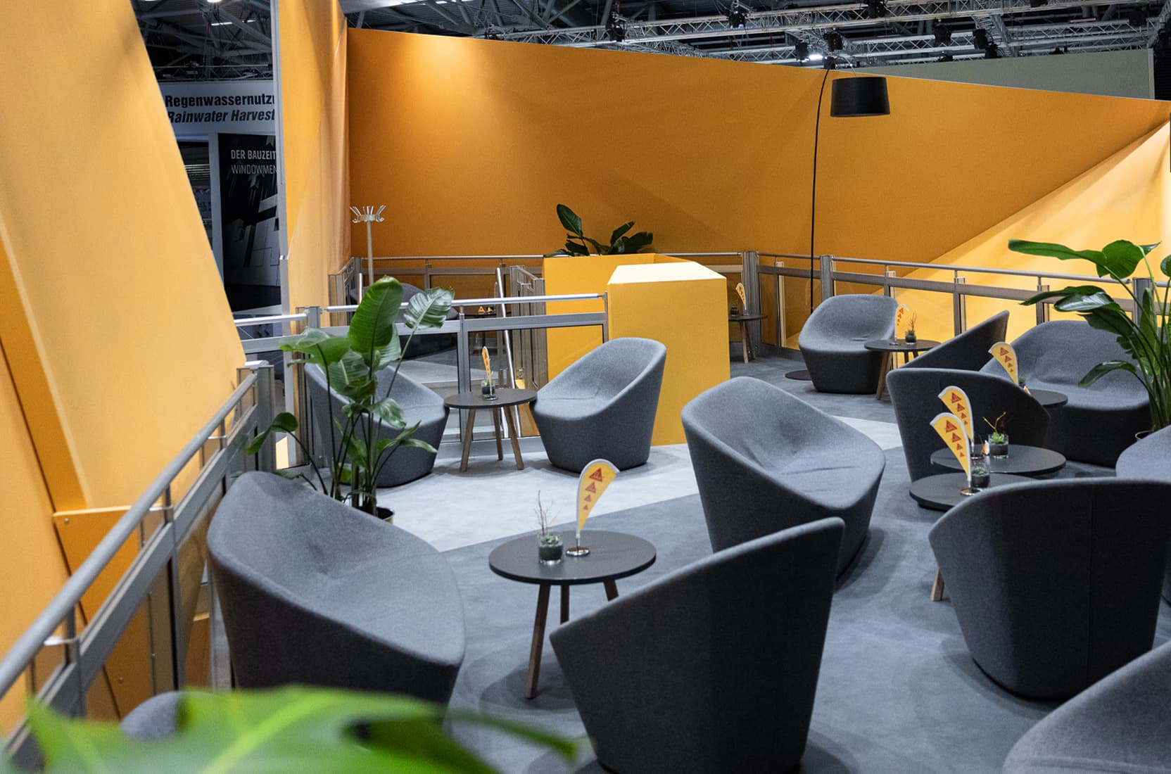 Loungemobilar und Planzen auf dem Messestand von Sika auf der Messe Bau 2025 in München