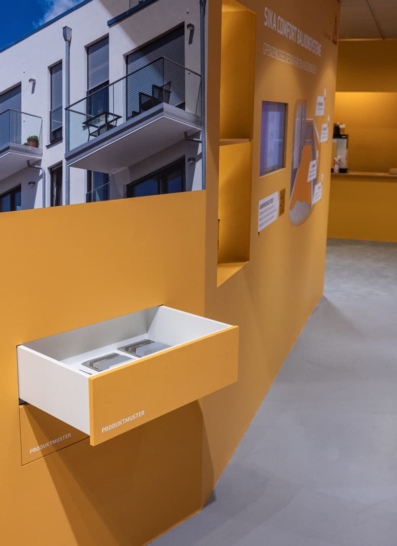 Exponatwand mit Schublade auf dem Handelsstand von Sika auf der Messe Bau 2025 in München