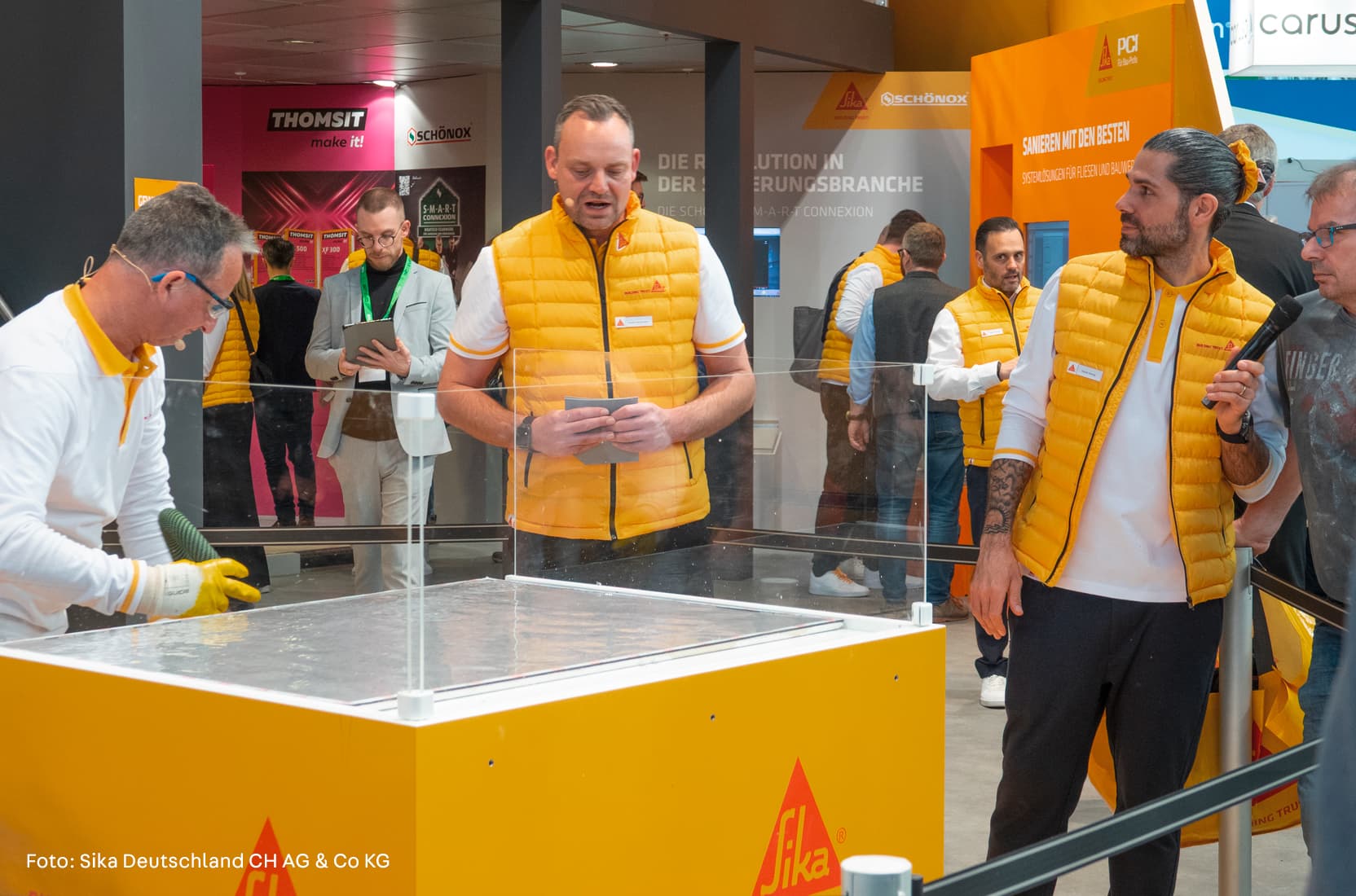 Produktvorführung auf dem Sika-Handelsstand auf der Messe Bau 2025 in München, moderiert von dem Moderator und DAZN-Kommentator Daniel Herzog