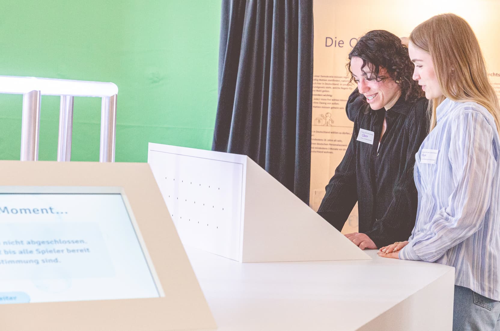 Eingebauter LED-Screen in der Demokratie-Ausstellung des Bezirk Schwaben im Kulturschloss Höchstett