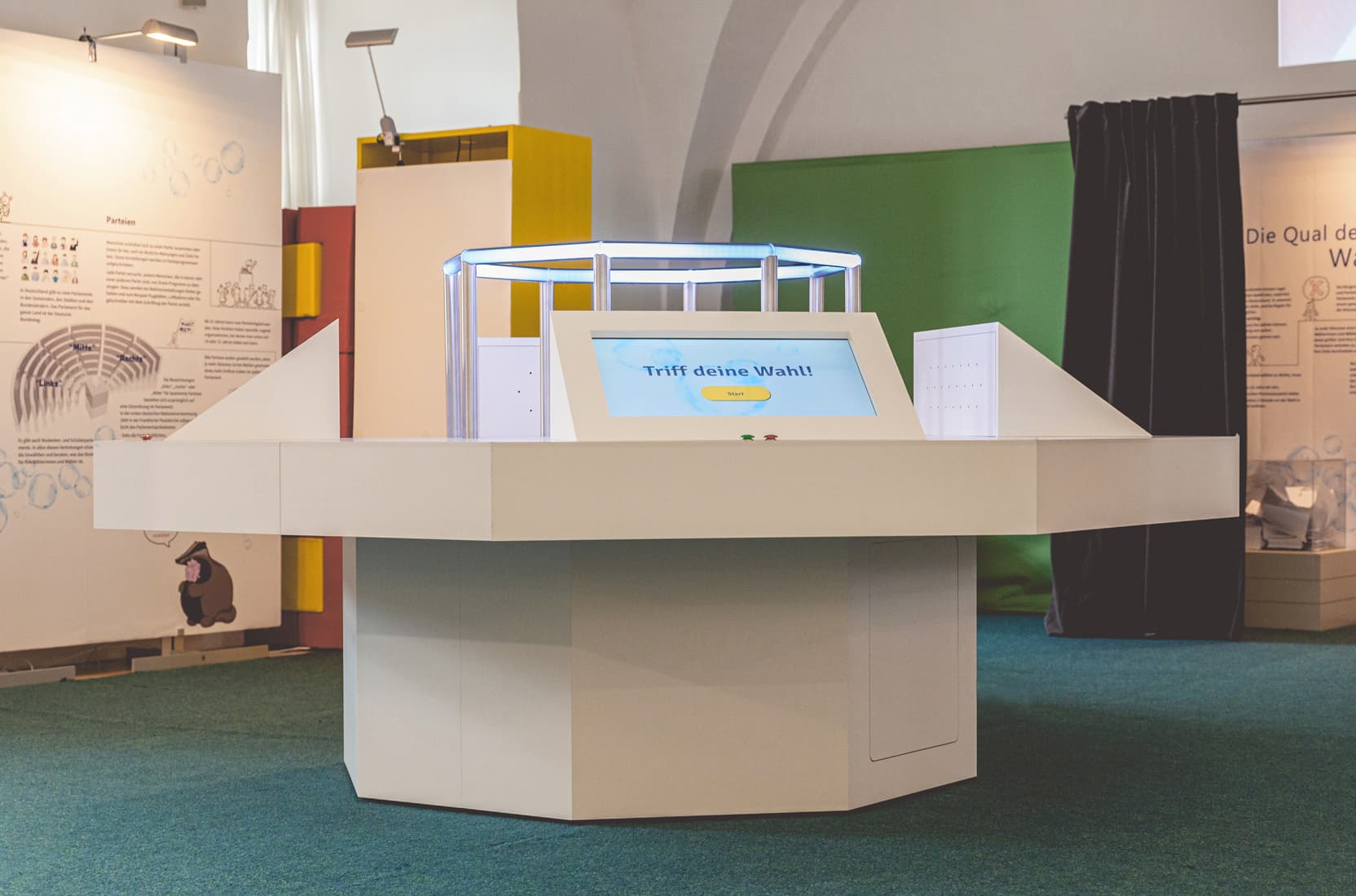 Medientisch in der Demokratie-Ausstellung des Bezirk Schwaben im Kulturschloss Höchstett