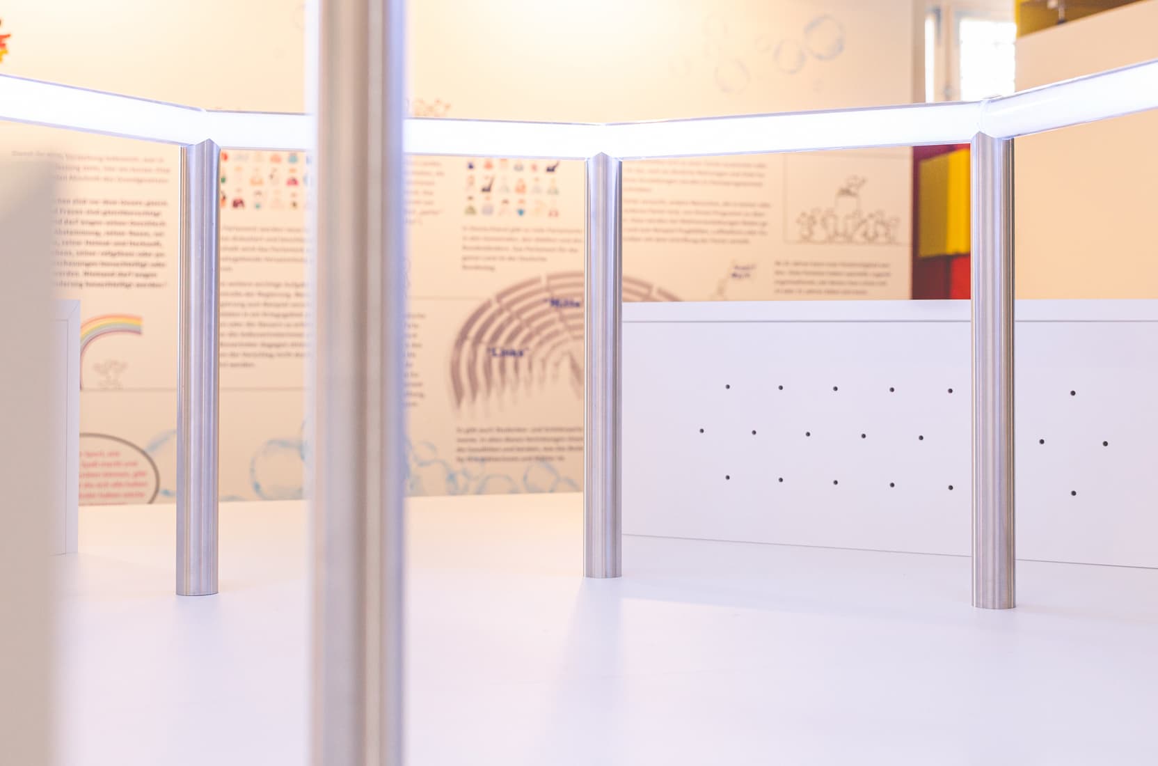 LED-Band auf dem Medientisch der Demokratie-Ausstellung des Bezirk Schwaben im Kulturschloss Höchstett