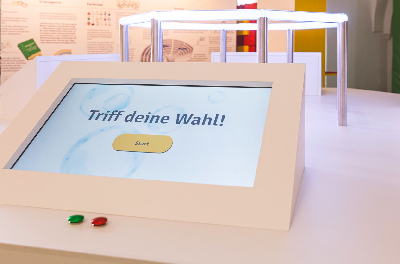 Eingebauter LED-Screen auf einem Tisch in der Demokratie-Ausstellung des Bezirk Schwaben im Kulturschloss Höchstett