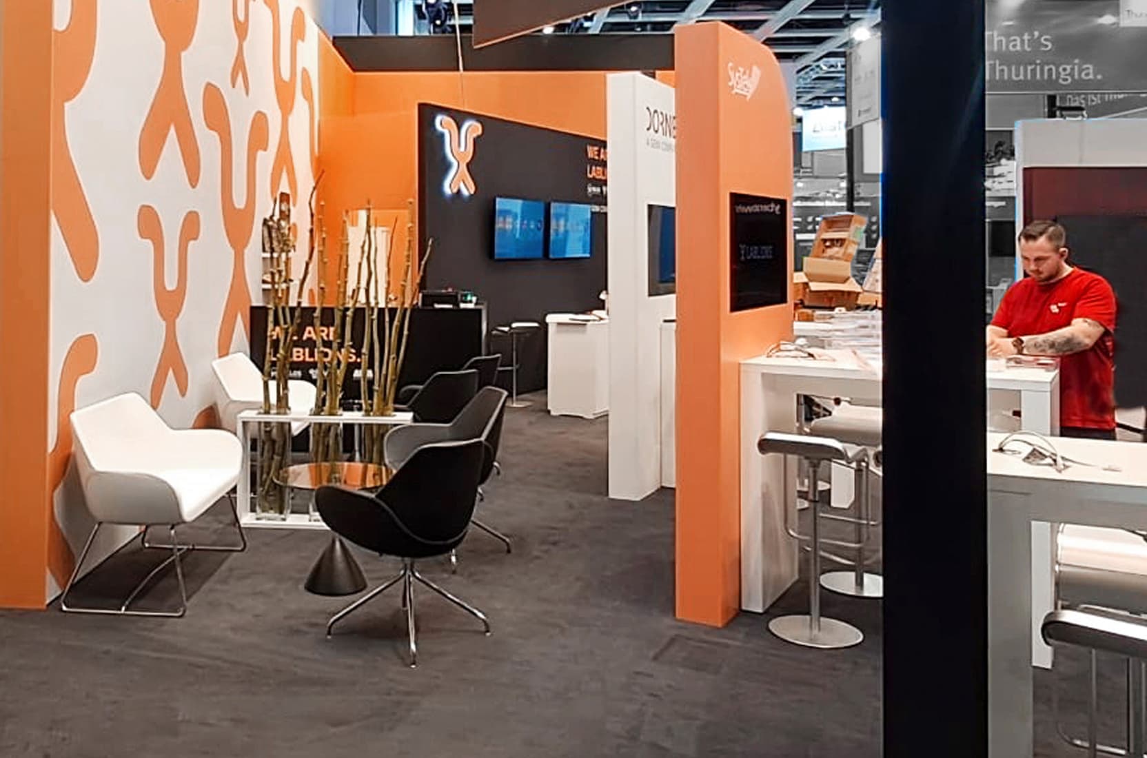 Monteur von deka messebau auf dem Messestand von Lablions auf der Messe DMEA in Berlin