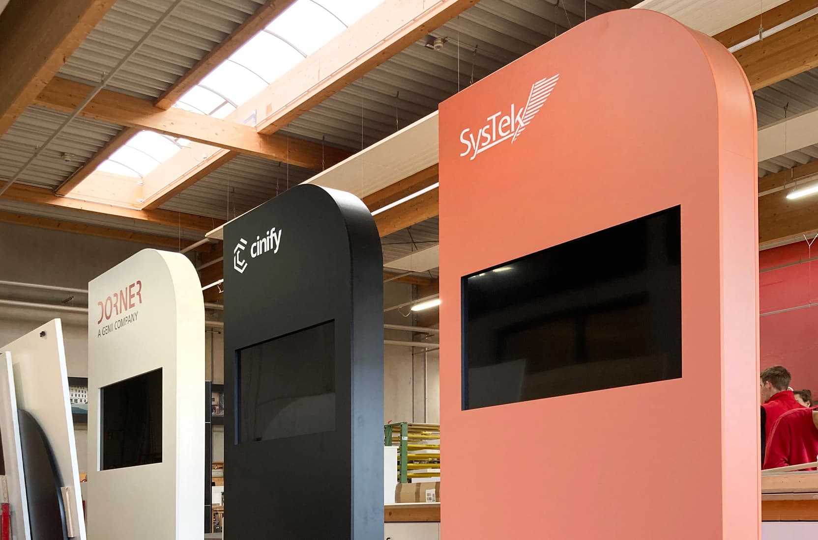 Infostelen mit LED-Displays in der Schreinerei von deka messebau