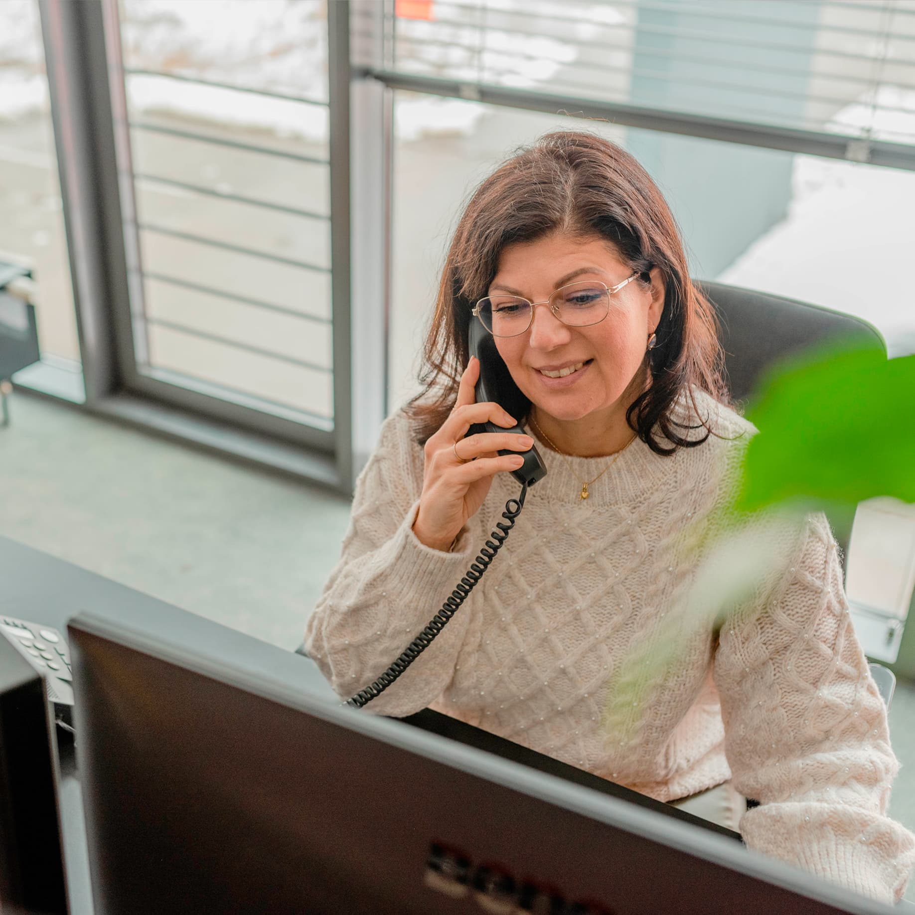 Bürokauffrau bei deka messebau mit Telefon