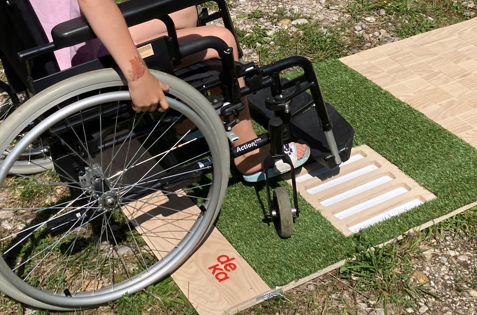 Rollstuhlfahrer testet den bei deka messebau gefertigten Rollstuhlparcours