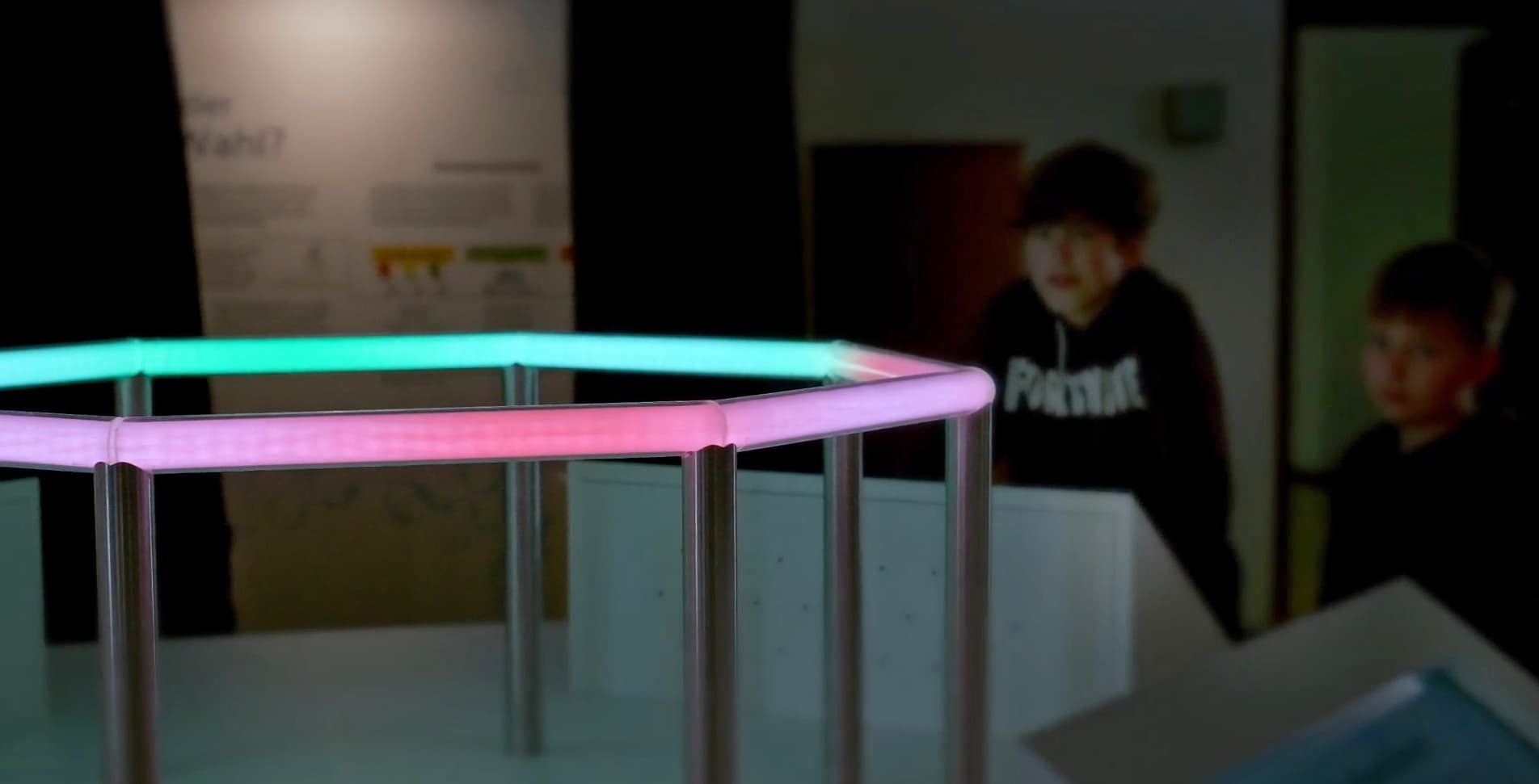 Kinder am interktiven Medientisch einer Ausstellung des Bezirks Schwaben