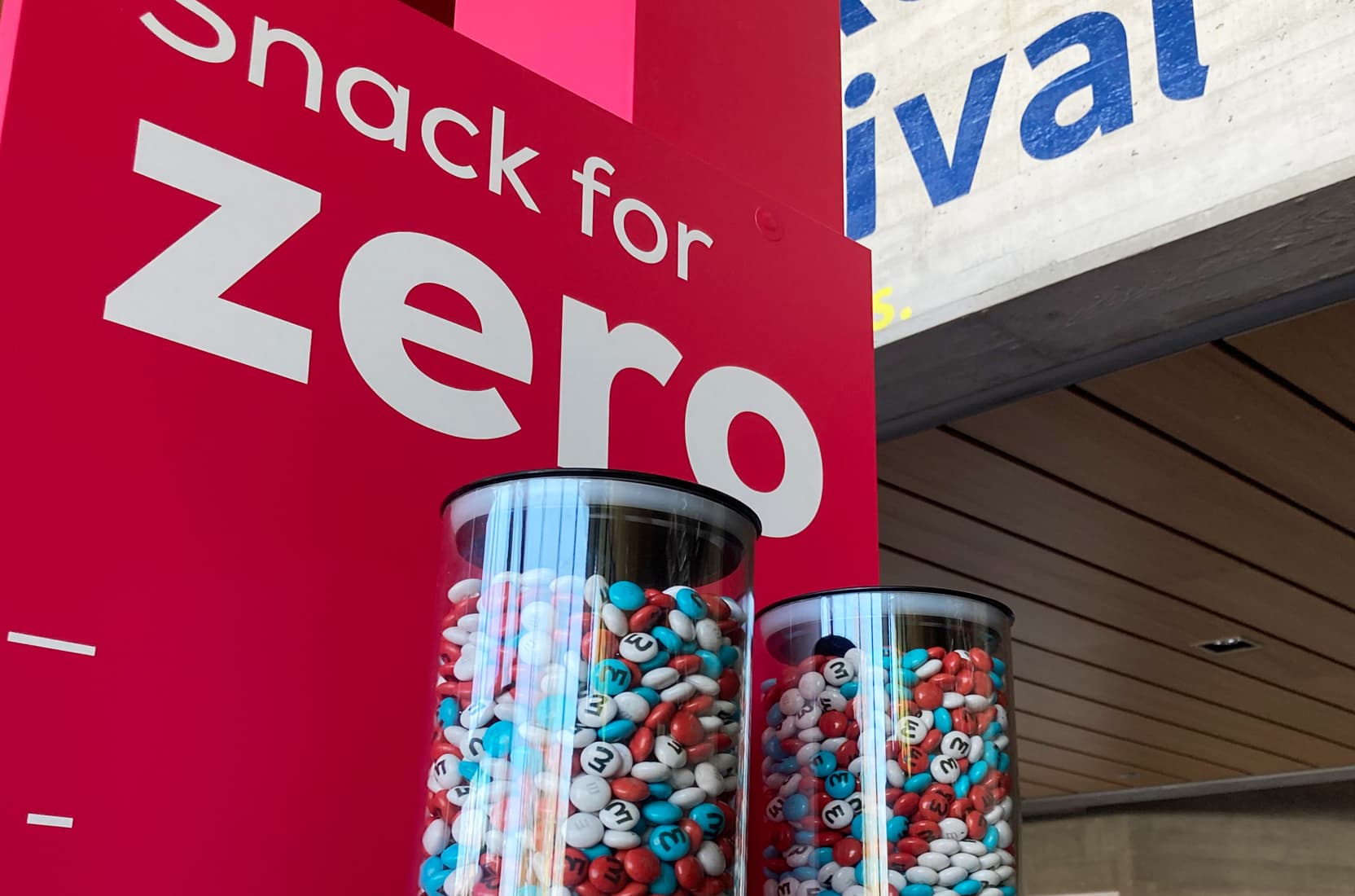 Schokolinsen mit Everllence-Logo auf dem Messestand von everellence auf dem rocketeer festival