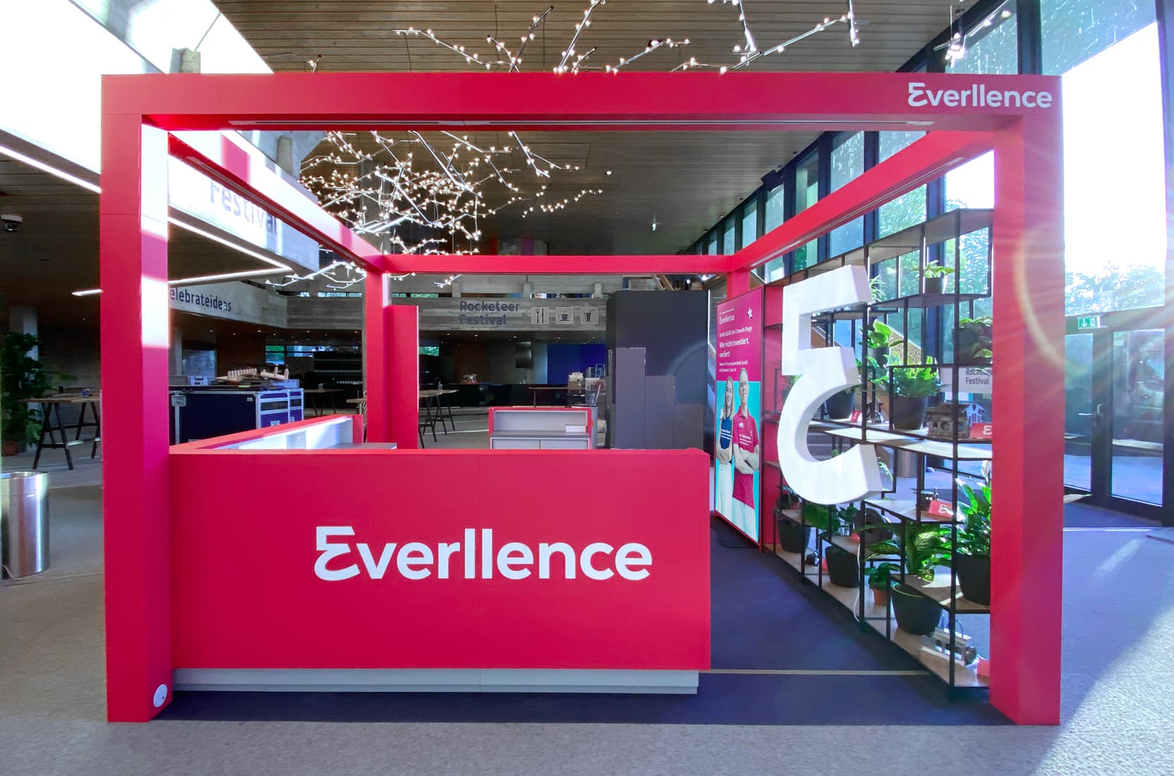 Messestand von everllence mit gebrandeter Theke auf dem rocketeer festival in augsburg