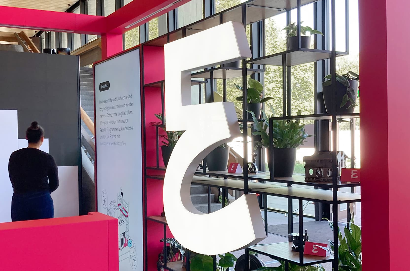 leuchtendes 3d-Logo auf demMessestand von everllence auf dem rocketeer festival in augsburg