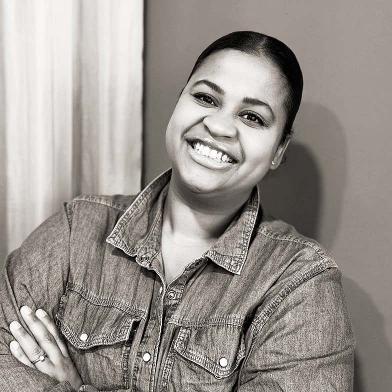 Die Mitarbeiterin Brenda Kessler in einem Büro bei deka messebau