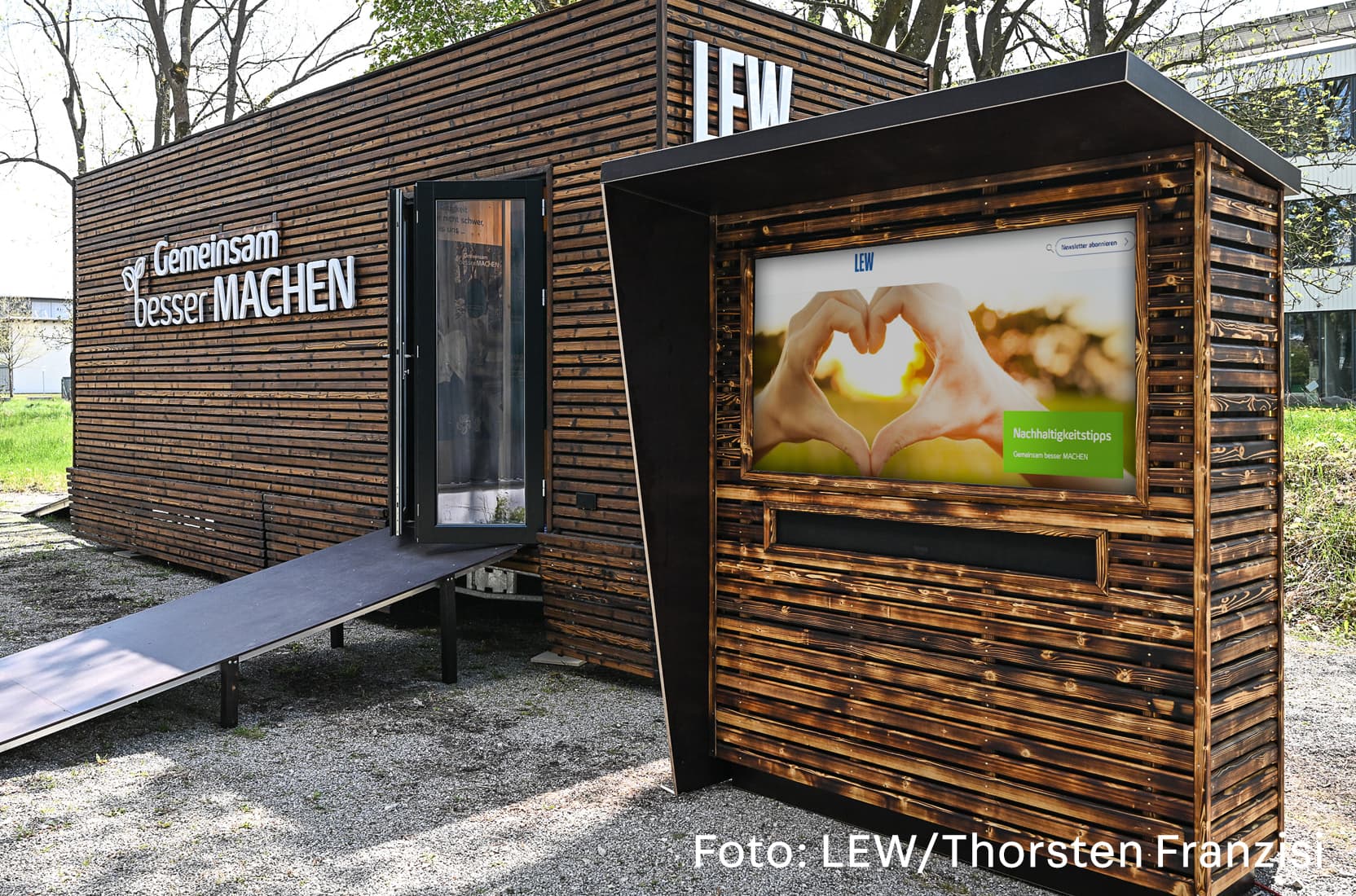 Wetterfeste Umbauung für einen Monitor im Außenbereich
