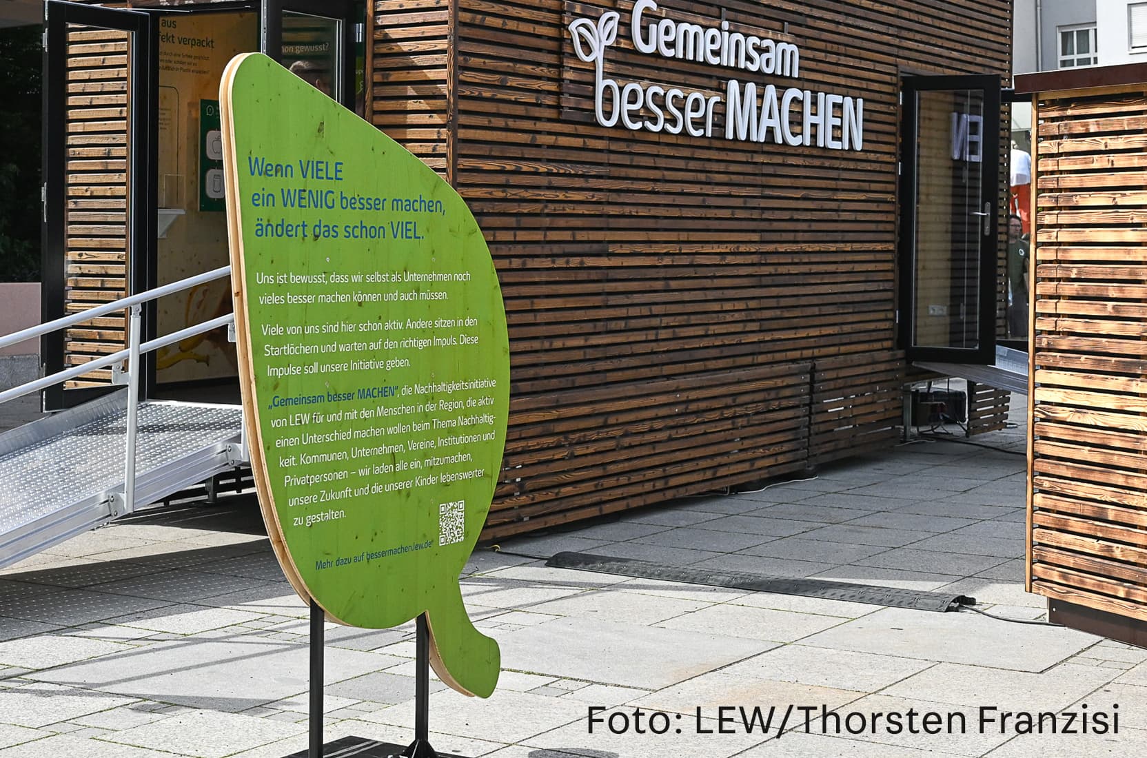 Konturgefräster Aufsteller vor der LEW-nachhaltigkeitsbox