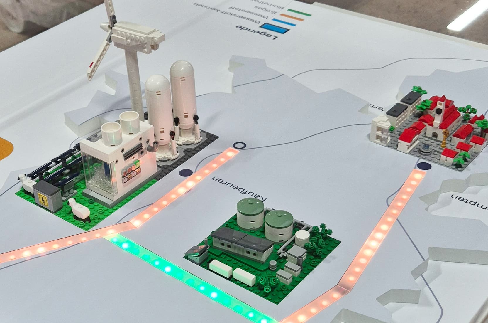 farbige LED-Stripes auf einer konturgefrästen Karte von Schwaben
